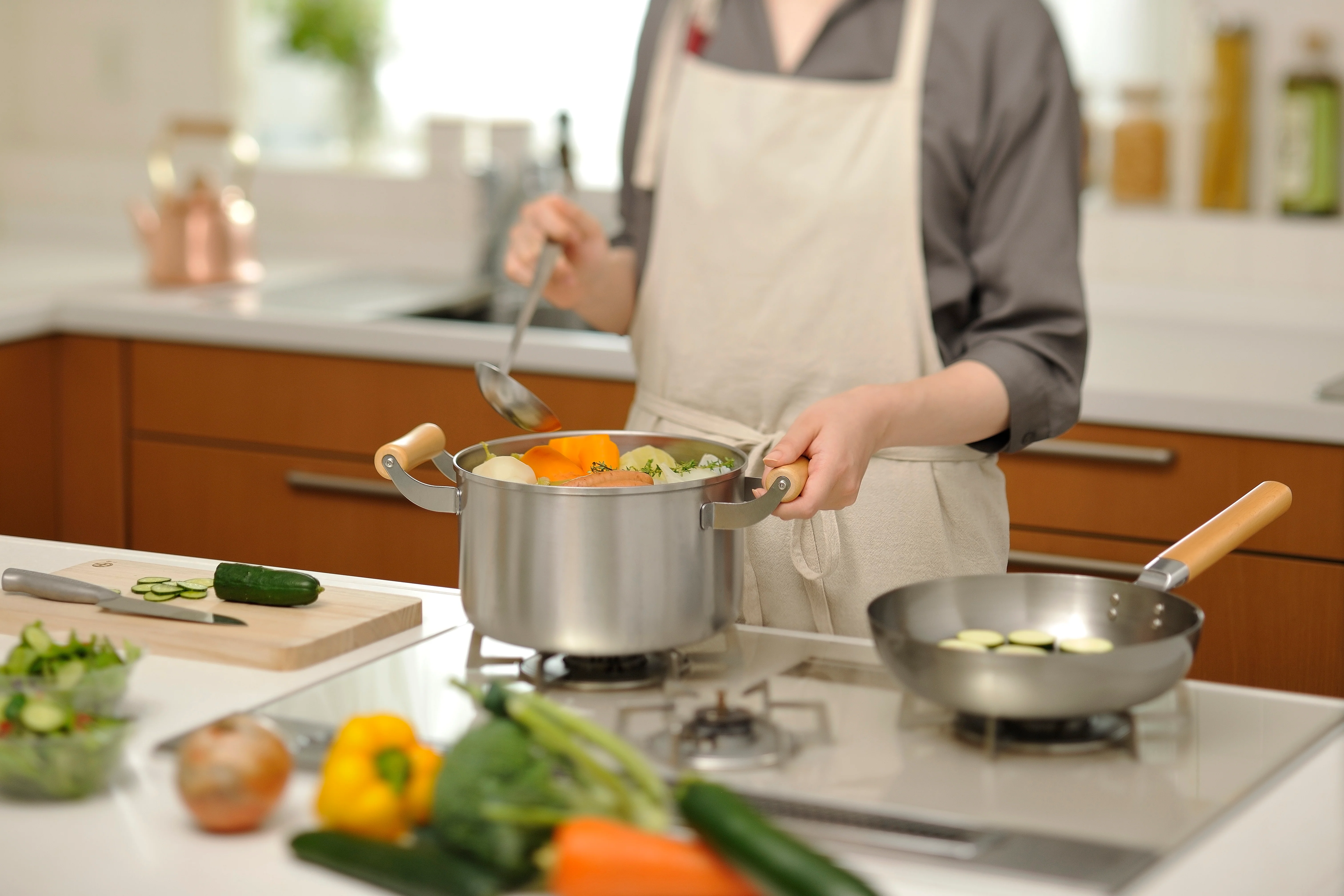 Chitose Wooden-Handled Deep Stainless Steel Casserole 22cm - Image 3