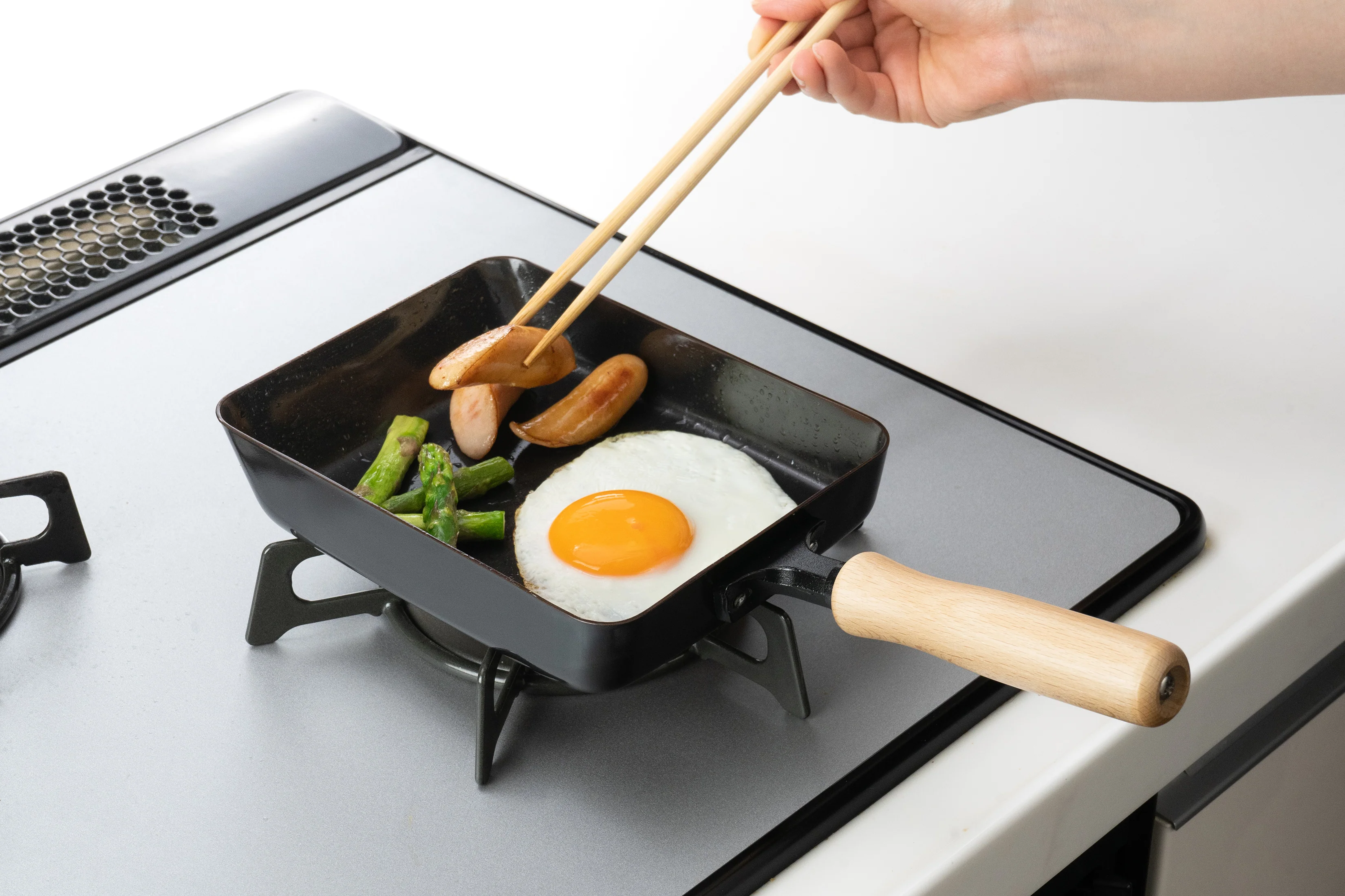 Chitose Wooden-Handled Iron Tamagoyaki Pan 14 x 18cm - Image 6