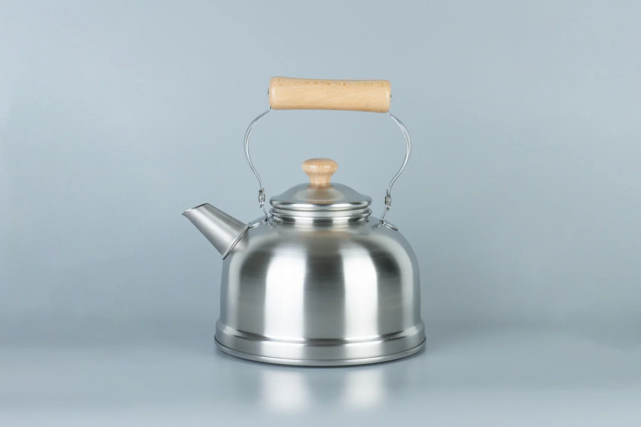 Chitose Wooden-Handled Modern Kettle 2.5L - Image 2