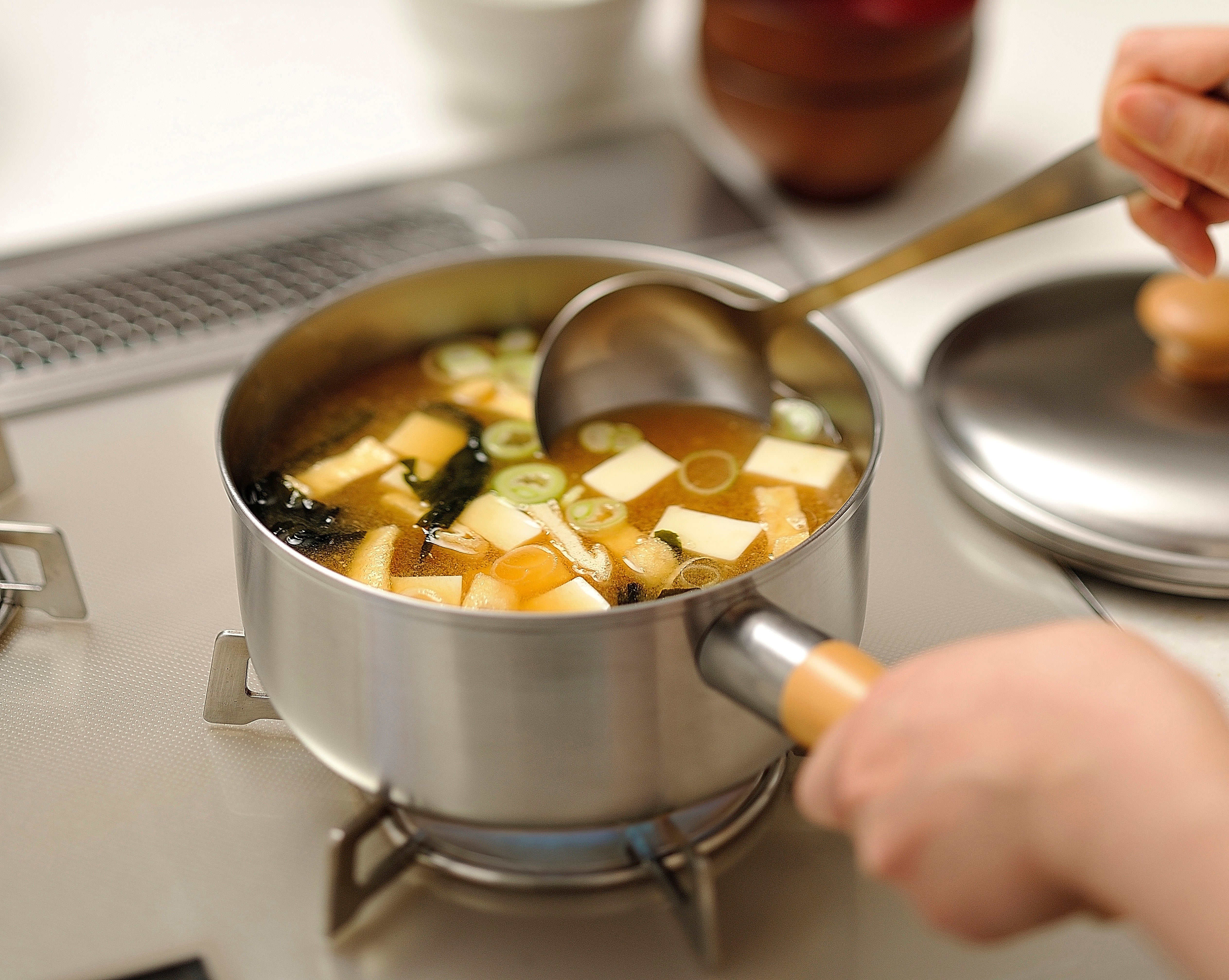 Chitose Wooden-Handled Stainless Steel Saucepan 18cm - Image 2