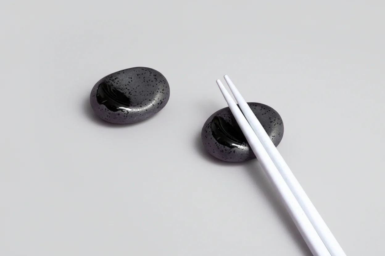 Black with gloss splash chopstick pebble rest - Image 3
