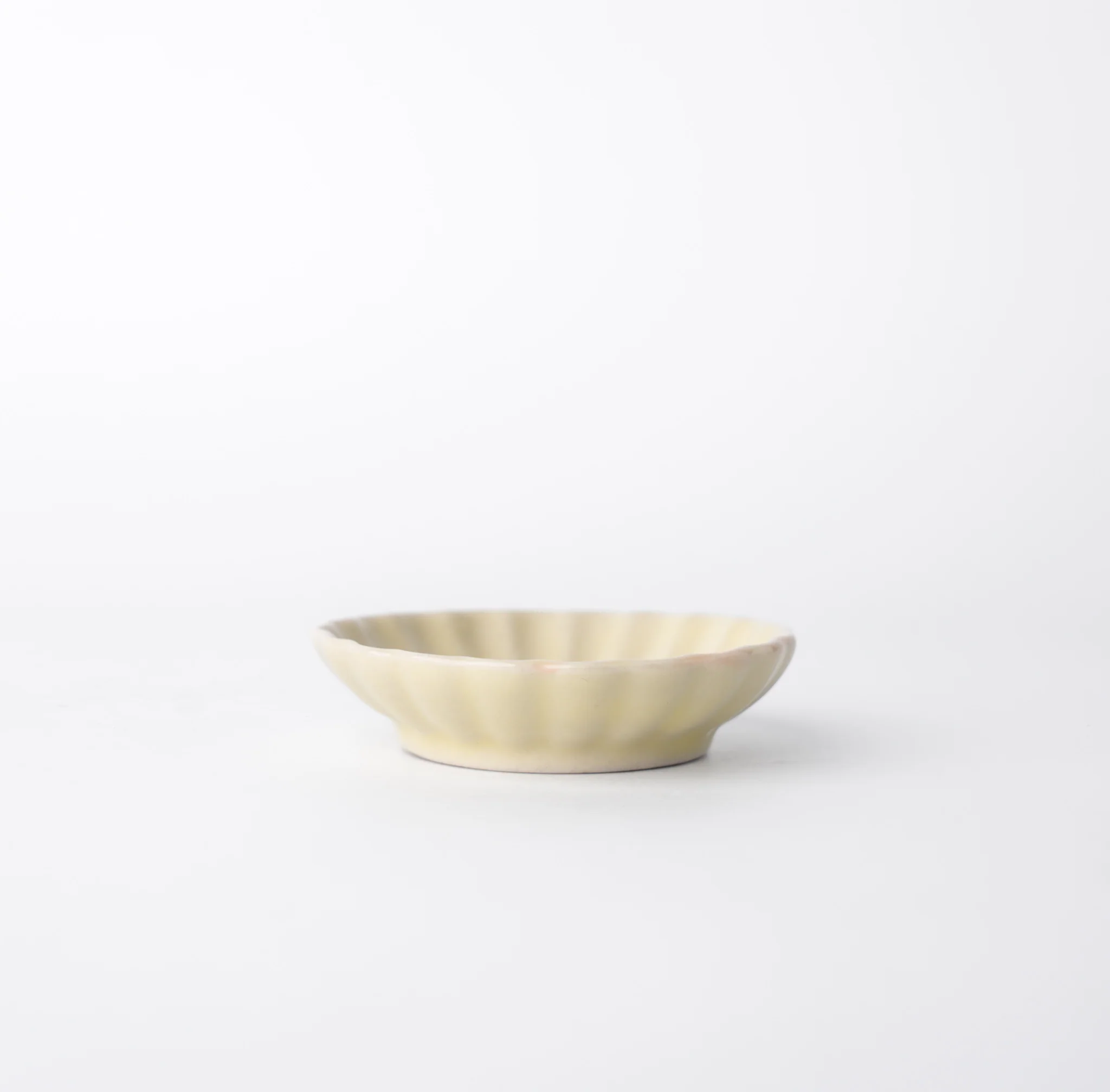 Chrysanthemum round sauce dish yellow 7.5cm - Image 2