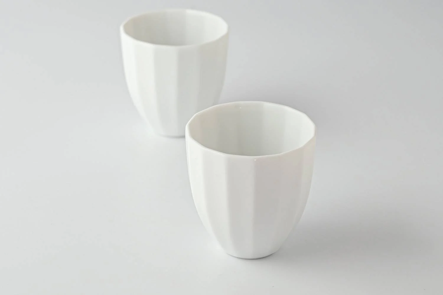 Ridged White sake jug & 2 cups wooden boxed sake set - Image 6