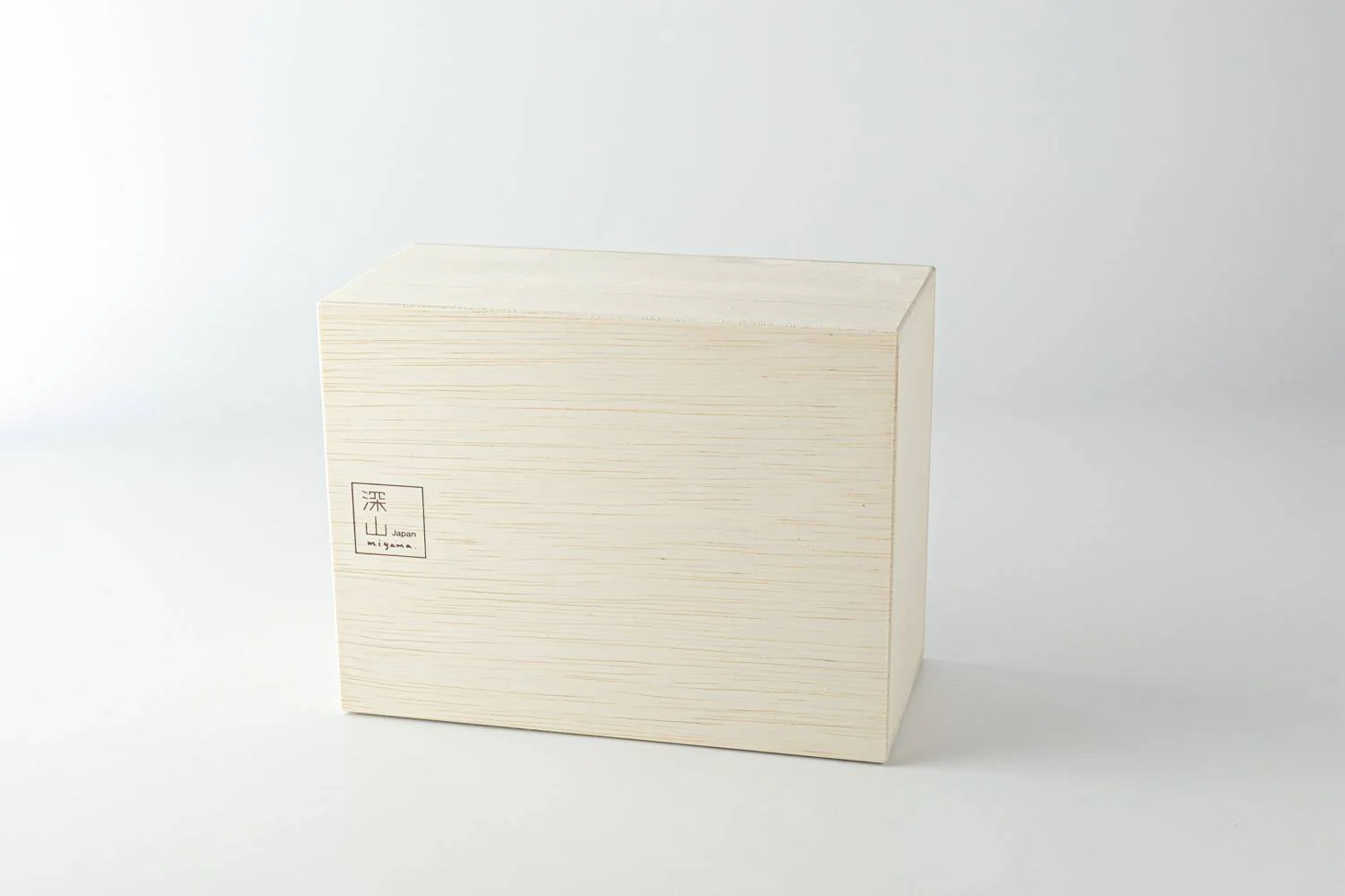 Ridged White sake jug & 2 cups wooden boxed sake set - Image 9